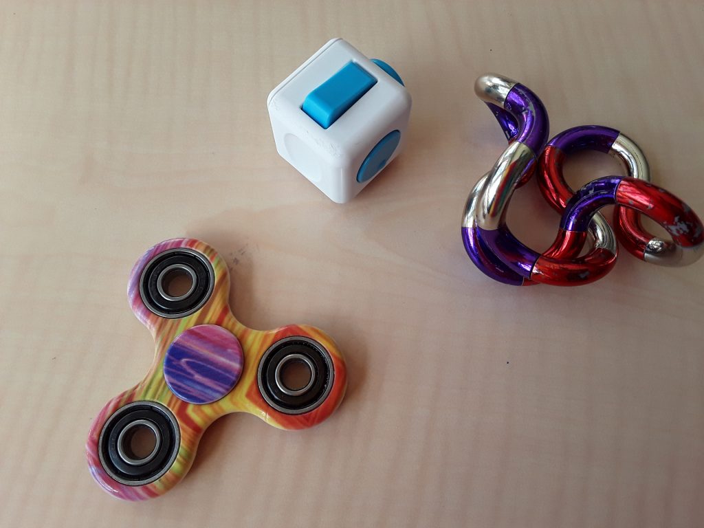 Friemelen: wel of geen fidget spinner, tangle en fidget cube in de klas?